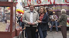 Jesse Plemons a Elizabeth Olsenová v seriálu HBO Love & Death