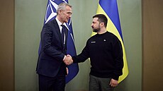 Generální tajemník NATO Jens Stoltenberg a ukrajinský prezident Volodymyr...