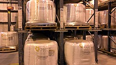 Balíky uhličitanu lithného v argentinské továrně (8. listopadu 2017)