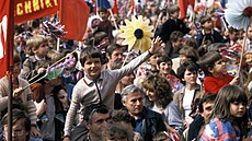Archivní snímek z 1. května 1986 - tehdy se prvomájového průvodu zúčastnilo 220...