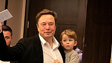Elon Musk a jeho syn X &#198; A-Xii (Miami Beach, 18. dubna 2023)
