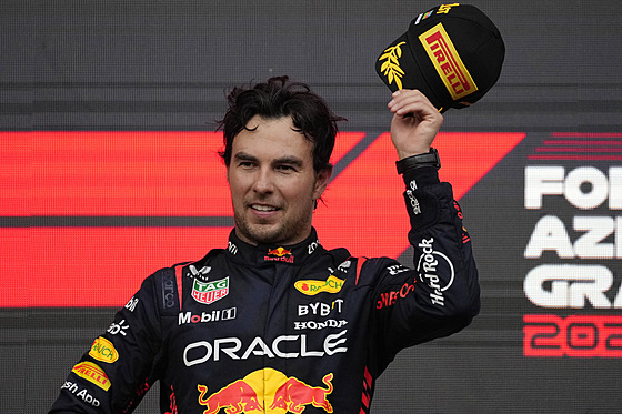 Sergio Pérez z Red Bullu slaví vítzství na Velké cen Ázerbájdánu.