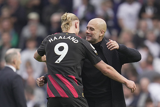 Trenér Manchesteru City Pep Guardiola objímá Erlinga Haalanda po zápase s...