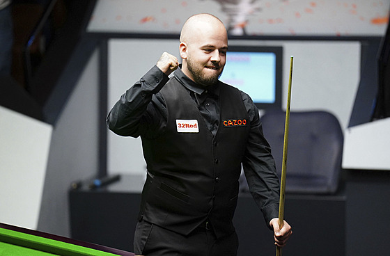 Belgian Luca Brecel slaví postup do finále MS ve snookeru.