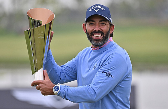 panlský golfista Pablo Larrazábal pózuje s trofejí pro vítze turnaje...