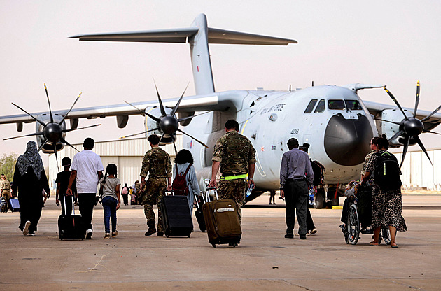 Drama v Súdánu. Příměří prodlouží o tři dny, Britové vypraví další evakuační let