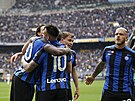 Fotbalisté Interu Milán gratulují stelci Lautaru Martínezovi k tref proti...