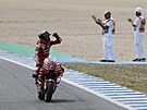 Jezdec MotoGP Francesco Bagnaia se raduje z ve Velké cen panlska.