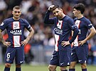 Zamylený Lionel Messi se svými spoluhrái bhem zápasu s Lorientem.