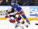 eský hokejista FIlip Chytil v dresu New York Rangers (v modrém) brání Tomáe...