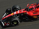 Charles Leclerc z Ferrari na trati Velké ceny Ázerbájdánu formule 1
