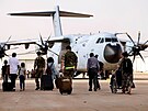 Ze Súdánu zmítaného boji odletl poslední britský evakuaní speciál. (29. dubna...
