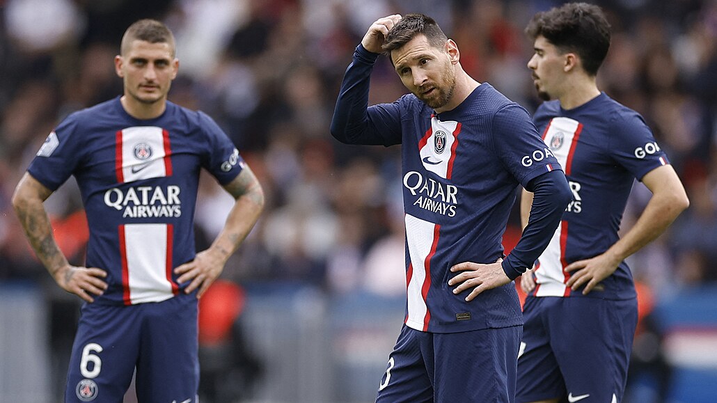 Zamyšlený Lionel Messi se svými spoluhráči během zápasu s Lorientem.