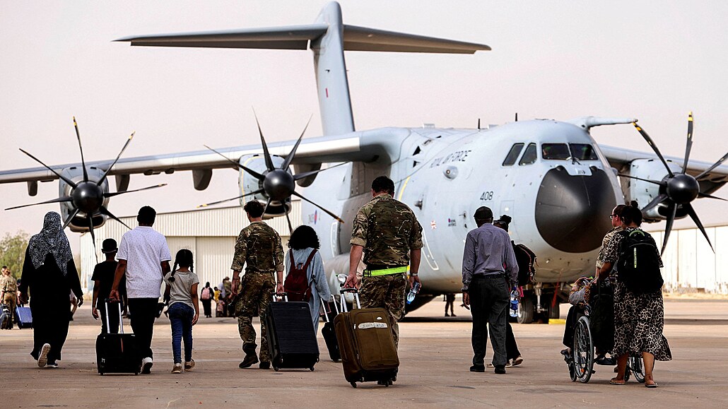 Ze Súdánu zmítaného boji odletl poslední britský evakuaní speciál. (29. dubna...