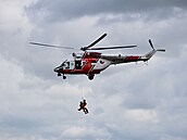 Ukázka záchrany lidí. Vrcholným íslem W-3A Sokolu byla ukázka, kdy vrtulník...