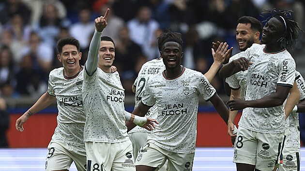 Fotbalist Lorientu se raduj s branky proti PSG.