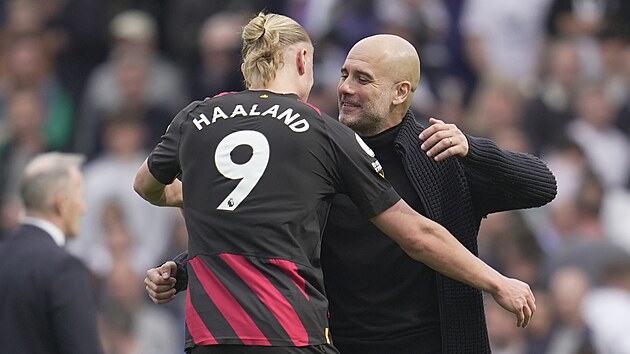 Trenér Manchesteru City Pep Guardiola objímá Erlinga Haalanda po zápase s Fulhamem.