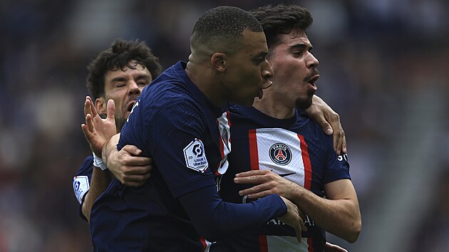Fotbalisté PSG slaví branku proti Lorientu.
