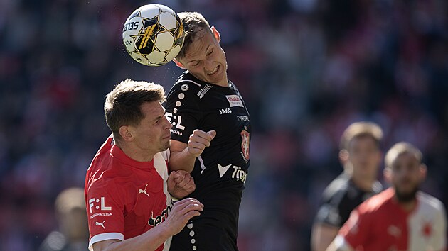 Hradeck obrnce Frantiek ech v hlavikovm souboji s Lukem Masopustem ze Slavie.