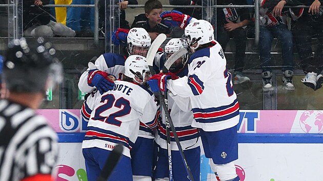 Amerití hokejisté slaví gól ve finálovém duelu se védskem.