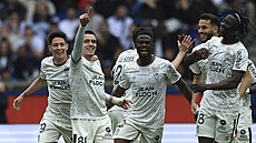 Fotbalisté Lorientu se radují s branky proti PSG.