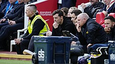 Do�asný trenér Tottenhamu Ryan Mason sleduje výkon sv��enc� v utkání s...