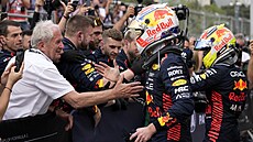 Jezdci Red Bullu Max Verstappen (vlevo) a Sergio Pérez se po konci závodu v...