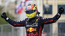 Sergio Pérez z Red Bullu se raduje z výhry na Velké ceně Ázerbájdžánu.