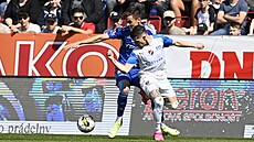 Zálo�ník Baníku Ostrava Srdjan Plav�i� se otá�í za mí�em v souboji s Jurajem...