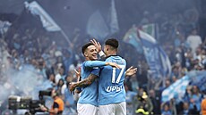 Fotbalisté Neapole Mathias Olivera a Giacomo Raspadori slaví gól v zápase proti...