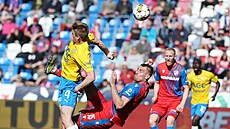 Útoník Tomá Chorý z Plzn v souboji se tpánem Chaloupkem z Teplic.