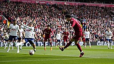 Curtis Jones z Liverpoolu st�ílí úvodní gól zápasu s Tottenhamem.