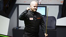 Belgi�an Luca Brecel slaví postup do finále MS ve snookeru.