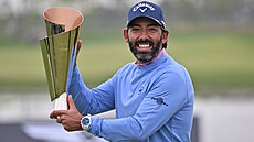 �pan�lský golfista Pablo Larrazábal pózuje s trofejí pro vít�ze turnaje...