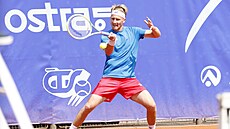 Tenista Zdenk Kolá hraje forhend ve finále challengeru v Ostrav.