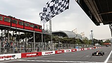 Sergio Pérez z Red Bullu vítzí ve Velké cen Ázerbájdánu formule 1.