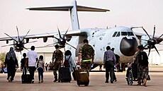 Ze Súdánu zmítaného boji odletěl poslední britský evakuační speciál. (29. dubna...