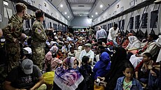 Britská vláda z týden evakuovala ze Súdánu celkem 1 888 lidí a zorganizovala 21...