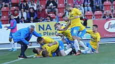 Fotbalisté Teplic se radují z vedoucího gólu proti Plzni.