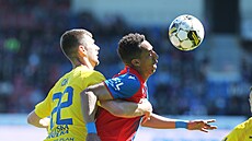 Obránce Teplic Jakub Hora v souboji s úto�níkem Plzn� Jhonem Mosquerou.