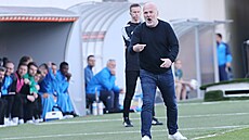 Trenér Viktorie Plze� Michal Bílek ud�luje pokyny svým sv��enc�m b�hem utkání s...