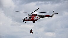 Ukázka záchrany lidí. Vrcholným íslem W-3A Sokolu byla ukázka, kdy vrtulník...