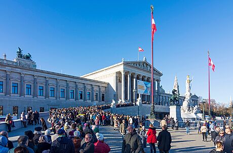 Fronta zájemc ped znovuotevenými budovami rakouského parlamentu 14. ledna...
