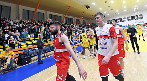 Pardubití basketbalisté opoutjí bez podání rukou palubovku v Ústí nad Labem.