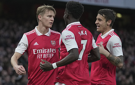 Martin Odegaard (vlevo) Bukayo Saka a Jakub Kiwior z Arsenalu oslavují gól...