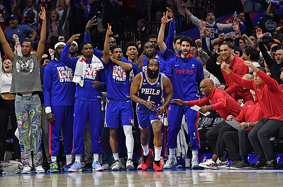 Euforie basketbalist Philadelphie, v popedí je James Harden.