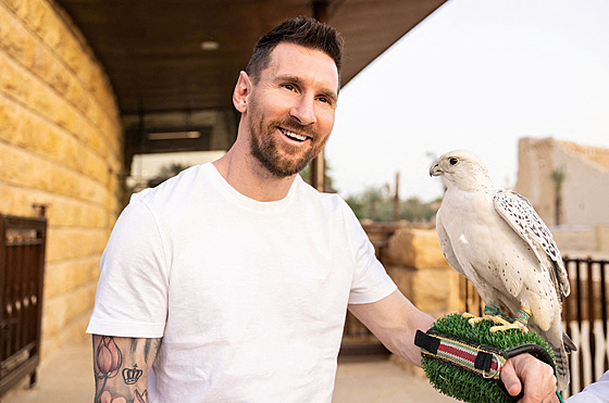 Lionel Messi pózuje s bílým sokolem na návtv Saúdské Arábie.