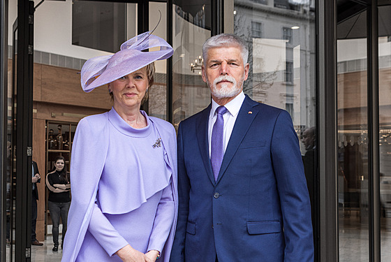 Prezident Petr Pavel s manelkou Evou v Londýn. (6. kvtna 2023)