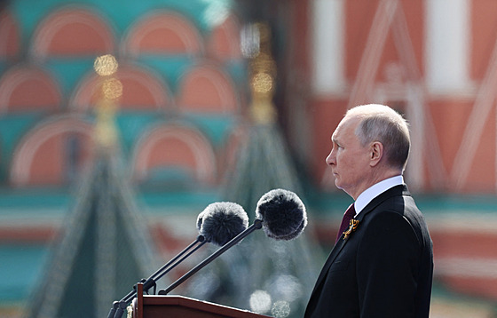 Ruský prezident Vladimir Putin pronáí projev bhem vojenské pehlídky ke Dni...