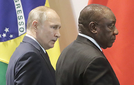 Ruský prezident Vladimir Putin a jihoafrický prezident Cyril Ramaphosa se...